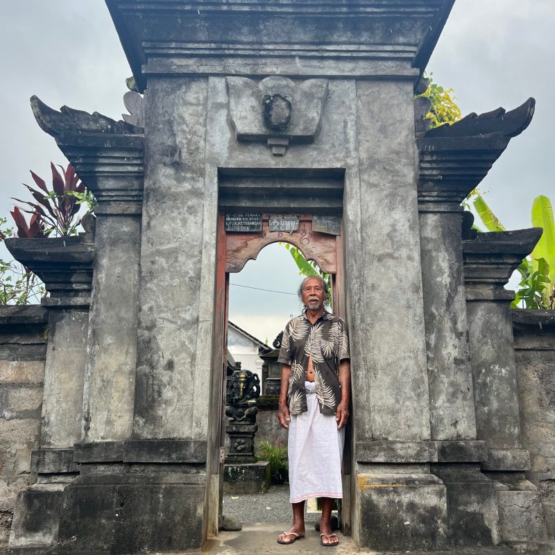 a statue of a man and a woman standing in front of a building